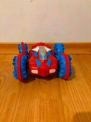 Coche de juguete rojo y azul
