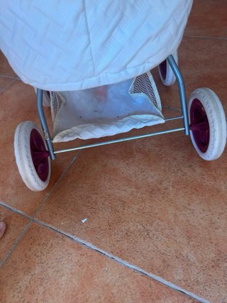 Carrito de muñecas con capota y encaje