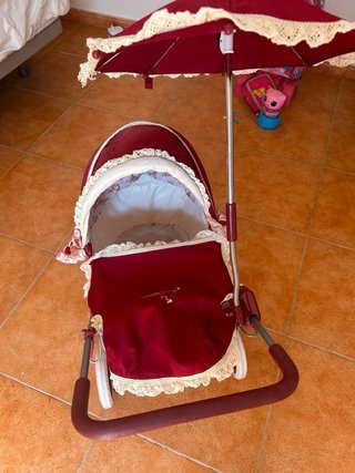 Carrito de muñecas con capota y encaje