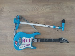 Guitarra y micrófono de juguete azul