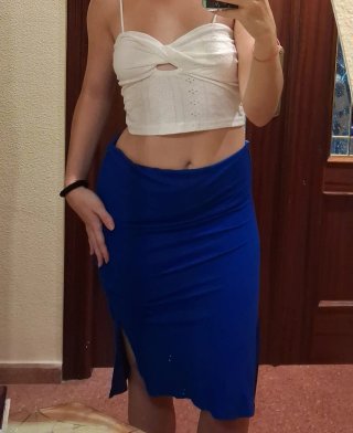 Falda azul eléctrico con abertura