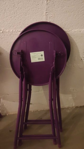 5 Taburete plegable de metal morado.