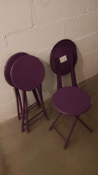 5 Taburete plegable de metal morado.