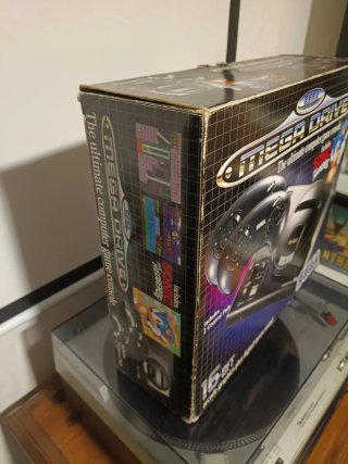 Console Sega Mega Drive originale con scatola e Sonic