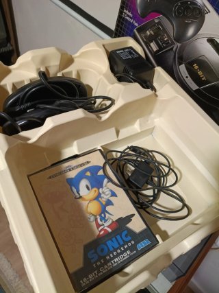 Console Sega Mega Drive originale con scatola e Sonic