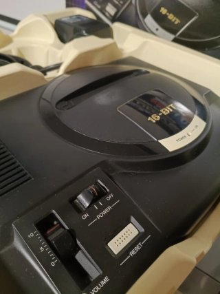 Console Sega Mega Drive originale con scatola e Sonic
