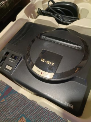 Console Sega Mega Drive originale con scatola e Sonic