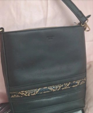 Bolso negro Misako con detalle serpiente