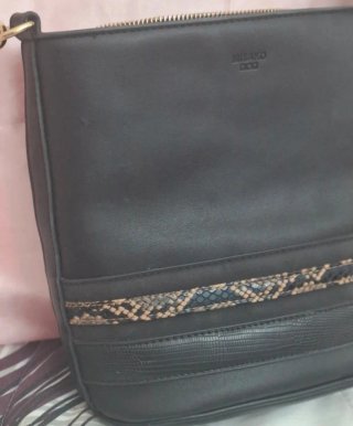 Bolso negro Misako con detalle serpiente