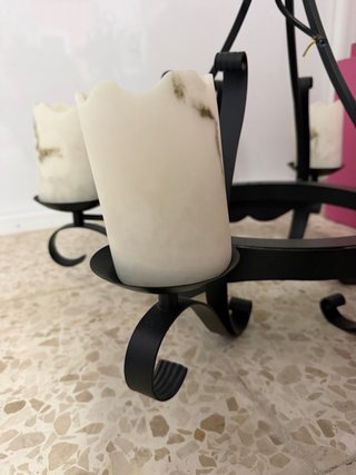 Lámpara de metal con velas de piedra