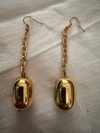 Pendientes dorados con cadena