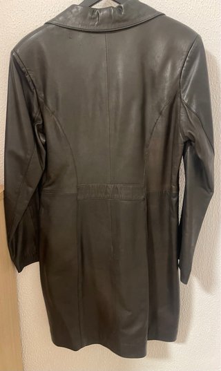 Chaqueta tipo levita de cuero negro