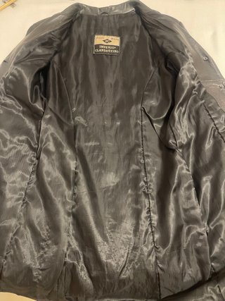 Chaqueta tipo levita de cuero negro