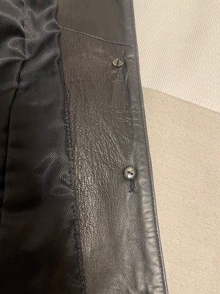 Chaqueta tipo levita de cuero negro