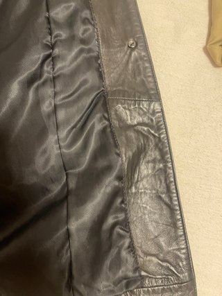 Chaqueta tipo levita de cuero negro