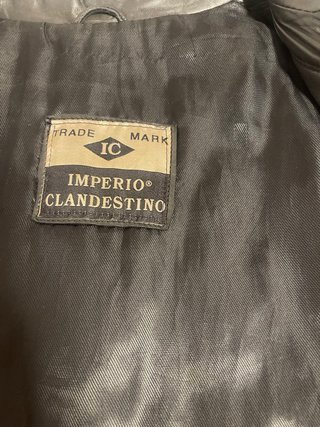 Chaqueta tipo levita de cuero negro
