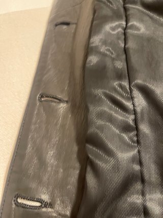 Chaqueta tipo levita de cuero negro
