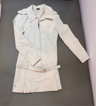 Vestido beige estilo gabardina