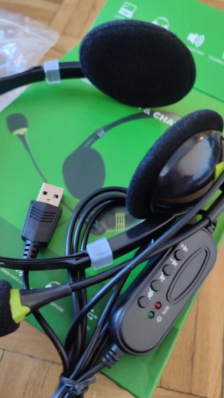 Auriculares USB con micrófono sin uso