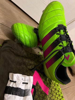 Botas de fútbol Adidas verdes y rosas