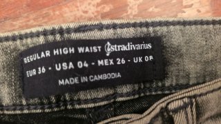 Pantalones vaqueros grises con pedrería