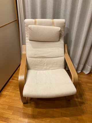 Sillón mecedora de salón beige y madera