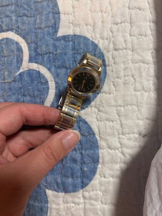 Reloj de pulsera dorado y plateado