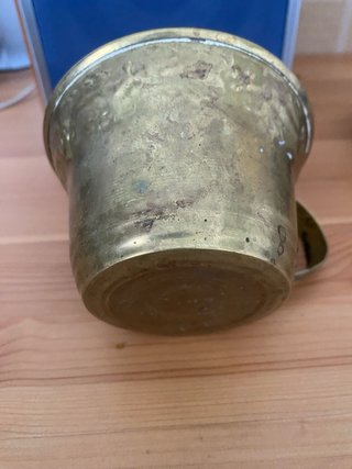 Taza de latón vintage con asa decorada