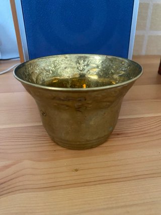 Taza de latón vintage con asa decorada