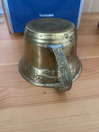 Taza de latón vintage con asa decorada