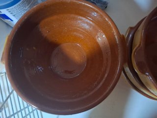 Tazas de barro con inscripción
