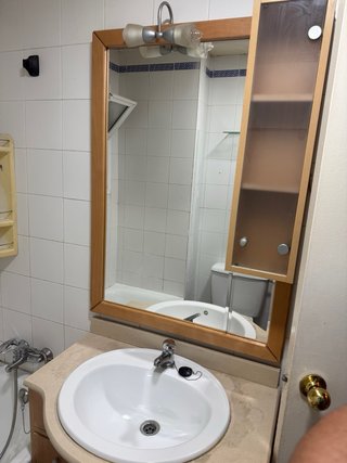 Lavabo de baño de cerámica y madera