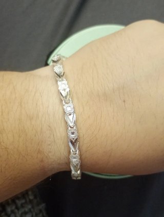 Pulsera de plata con diseño floral