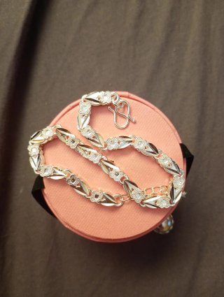 Pulsera de plata con diseño floral