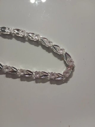Pulsera de plata con diseño floral
