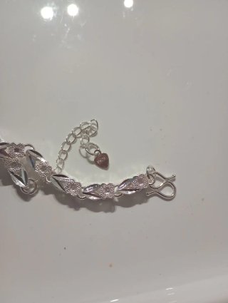 Pulsera de plata con diseño floral