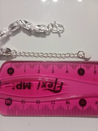 Pulsera de plata con diseño floral