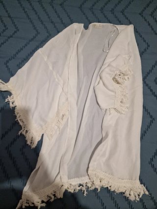Quimono branco com franjas e renda