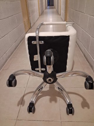 Silla de escritorio blanca con base cromada.