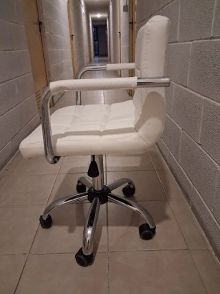 Silla de escritorio blanca con base cromada.