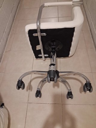 Silla de escritorio blanca con base cromada.