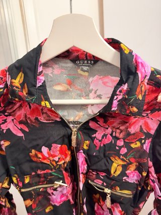 Vestido Guess floral negro y rosa