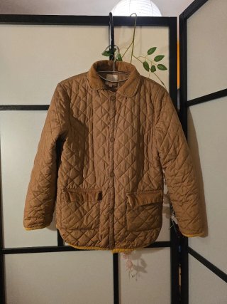 Chaqueta acolchada marrón con cuello de pana.