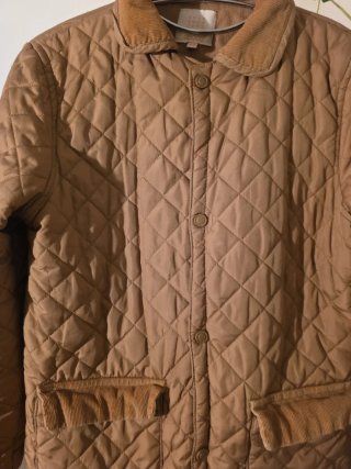 Chaqueta acolchada marrón con cuello de pana.
