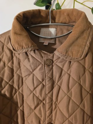 Chaqueta acolchada marrón con cuello de pana.