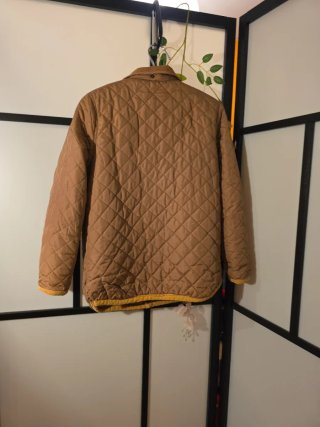 Chaqueta acolchada marrón con cuello de pana.
