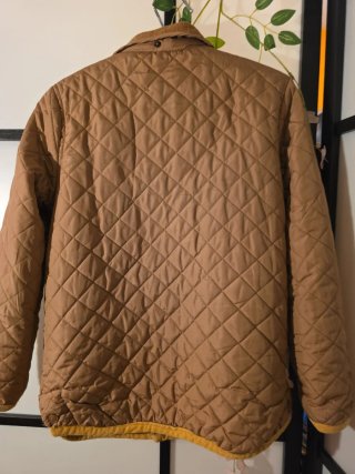 Chaqueta acolchada marrón con cuello de pana.