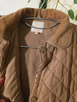 Chaqueta acolchada marrón con cuello de pana.