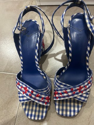 Zapatos de tacón a cuadros con bordado