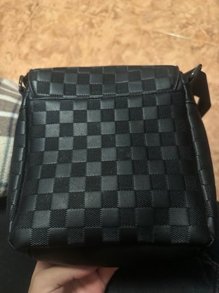 Bandolera Negra Estilo LV